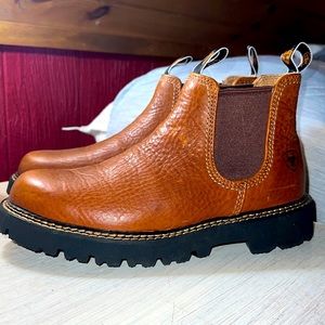 Like-New Ariat Chelsea Boots. A few scratches but not very noticeable. See pics